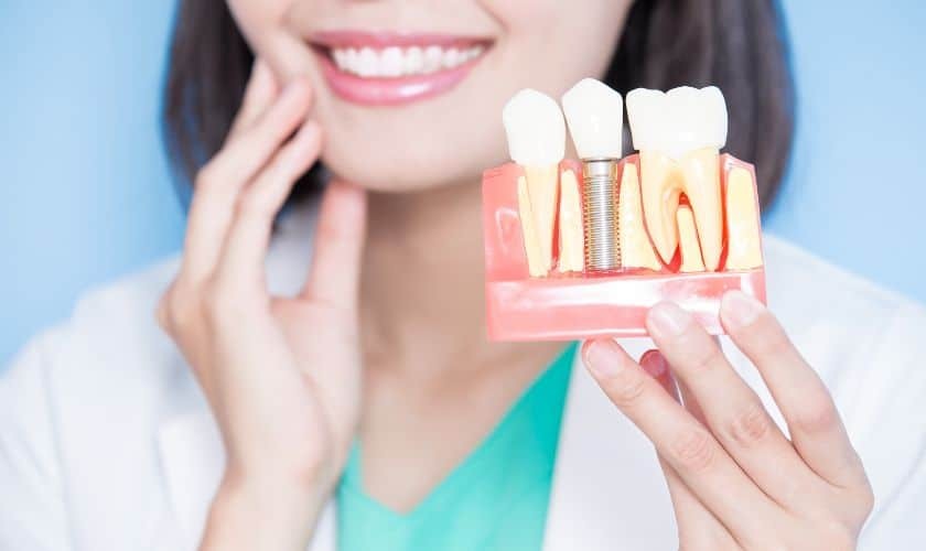 Featured image for “Dentures or Dental Implants: Choosing the Best Option for Your Smile”